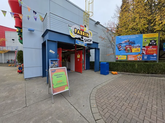 The entrance to the LEGO Fabrik Shop with its "Einzelteile / Pick a Brick" sign and a Halloween promotion board in front